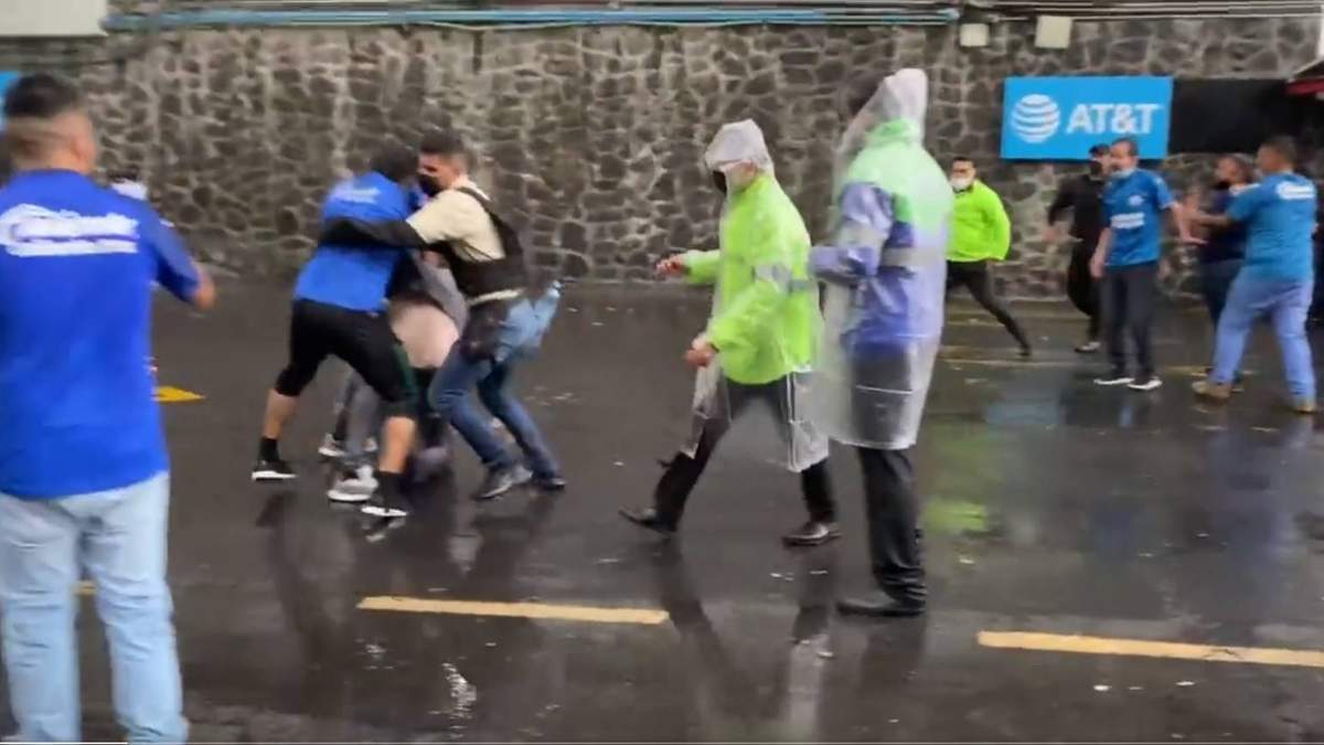 Trifulca entre aficionados del Cruz Azul y elementos de seguridad en el estadio Azteca