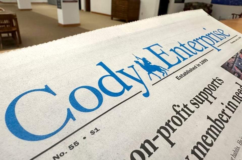 Un ejemplar reciente de Cody Enterprise, el periódico de Wyoming donde un periodista utilizó inteligencia artificial para escribir sus historias, el martes 13 de agosto