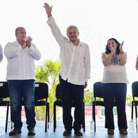 Recetan a Alfaro rechiflas en Puerto Vallarta; AMLO pide dejar atrás "politiquería"