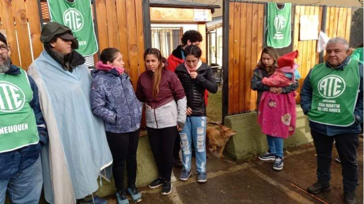 En el mes de mayo las trabajadoras habían iniciado un acampe a modo de protesta en el edificio del Distrito Escolar IX. Fuente: (Facebook)