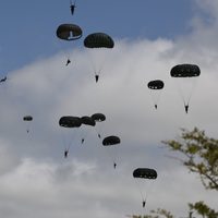 Salto masivo en paracaídas sobre Normandía inicia conmemoraciones de 80 aniversario del Día D