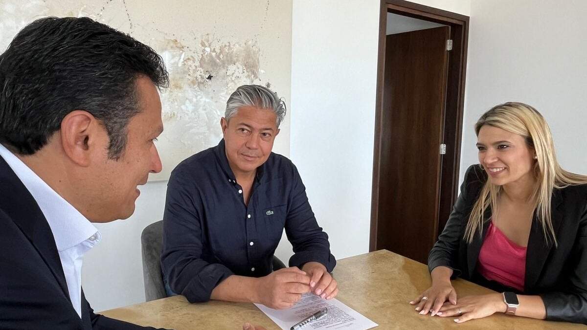 Rolando Figueroa junto con los diputados electos. Fuente: (X).
