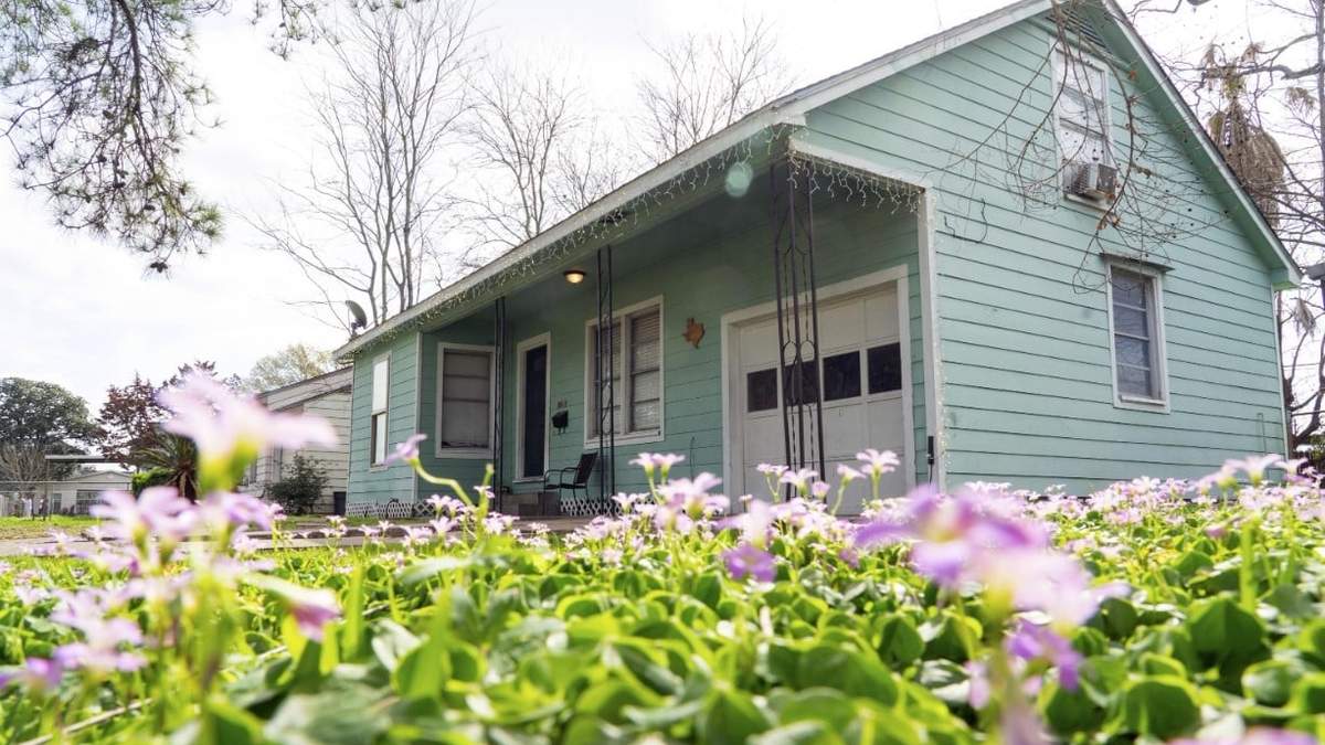 Una casa en Galena Park, Texas, donde el sábado hubo un tiroteo que dejó cuatro personas muertas, incluyendo el agresor.