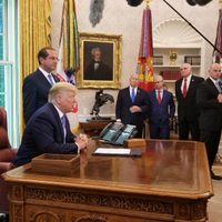 Trump agradece a AMLO disminución de migrantes en EU; descarta aranceles, por ahora