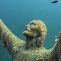 Así es la espectacular escultura del Cristo del Abismo a 17 metros bajo el mar