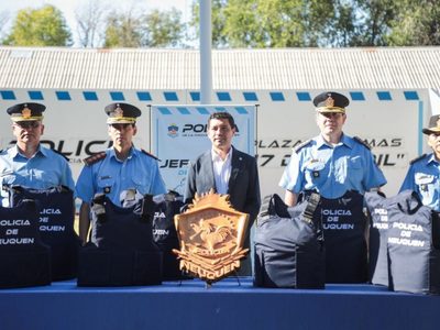 Marcos Koopmann entregó 70 chalecos antibalas a los nuevos oficiales de la policía