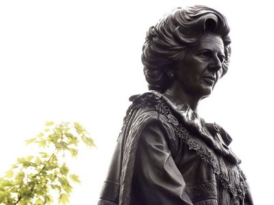 Lanzan huevos a la estatua de Margaret Thatcher horas después de ser instalada en su pueblo natal