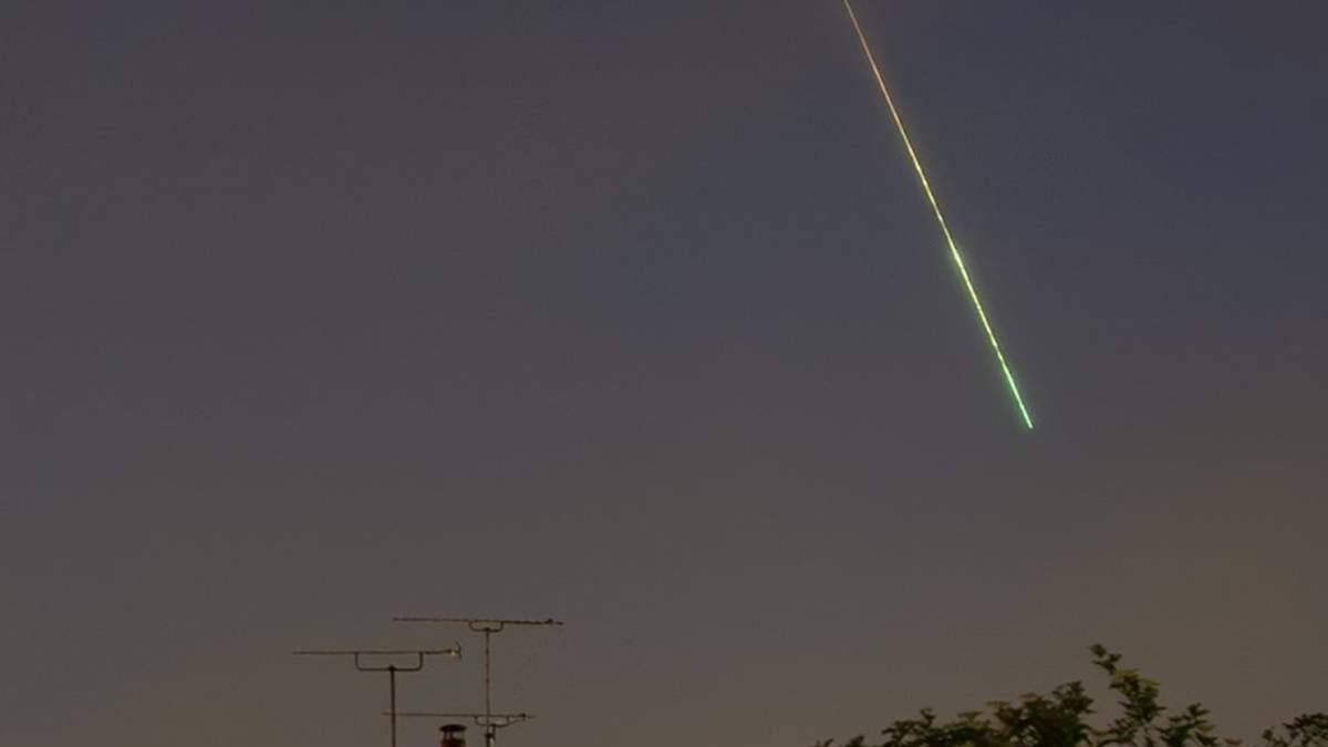 Paul Dibben capturó esta colorida bola de fuego el 2 de junio de 2025 a las 23:26 BST (22:26 UT) desde Sherborne, Inglaterra.