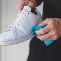 No tires las bolsas de plástico, mirá cómo podés dejar tus zapatillas como nuevas con este truco de las abuelas