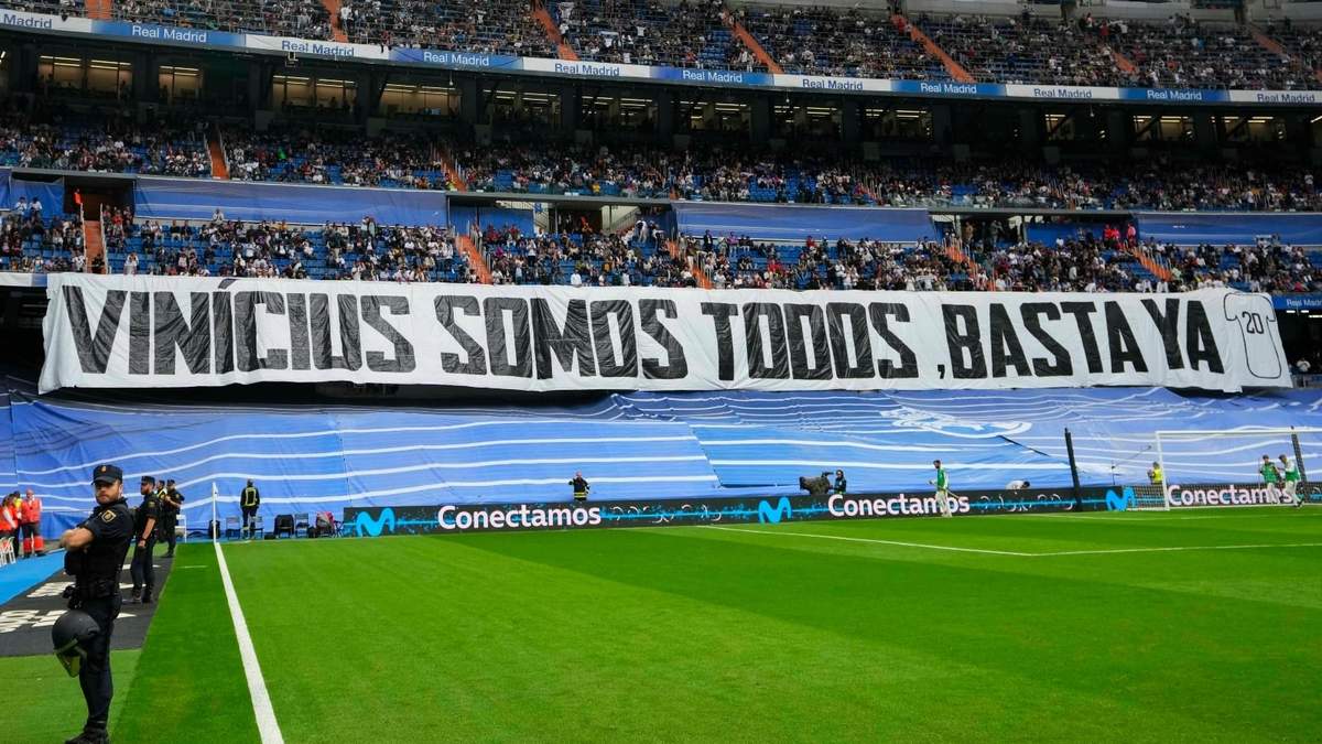 Espectadores despliegan una pancarta en apoyo a Vinicius en el estadio Santiago Bernabéu durante el partido entre el Real Madrid y el Rayo Vallecano del miércoles 24