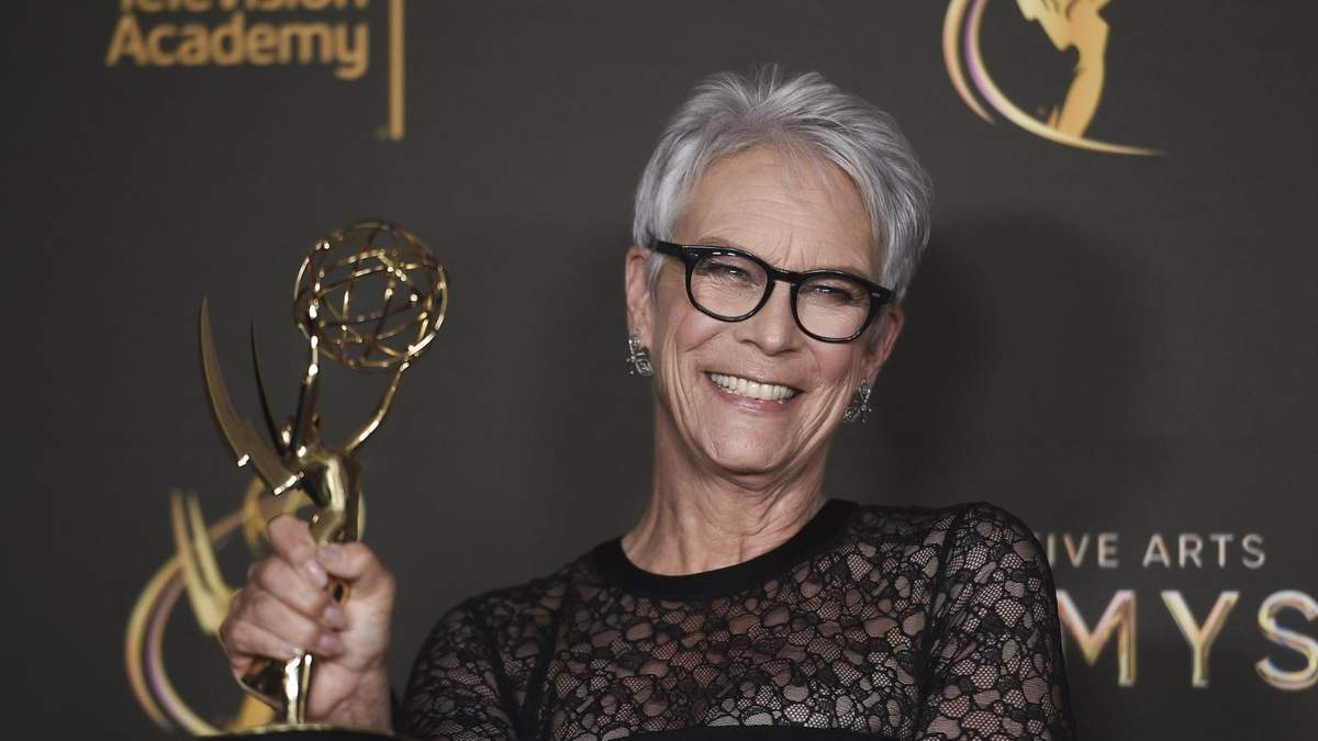 Jamie Lee Curtis posa con su premio de actriz invitada destacada en una serie de comedia por "The Bear"
