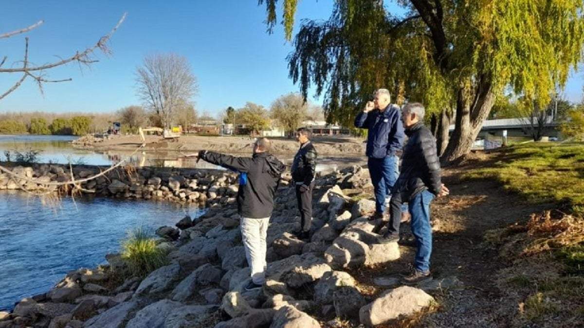 Los trabajos sobre el Limay para captar agua se intensificaron desde ayer. Fuente: Facebook.