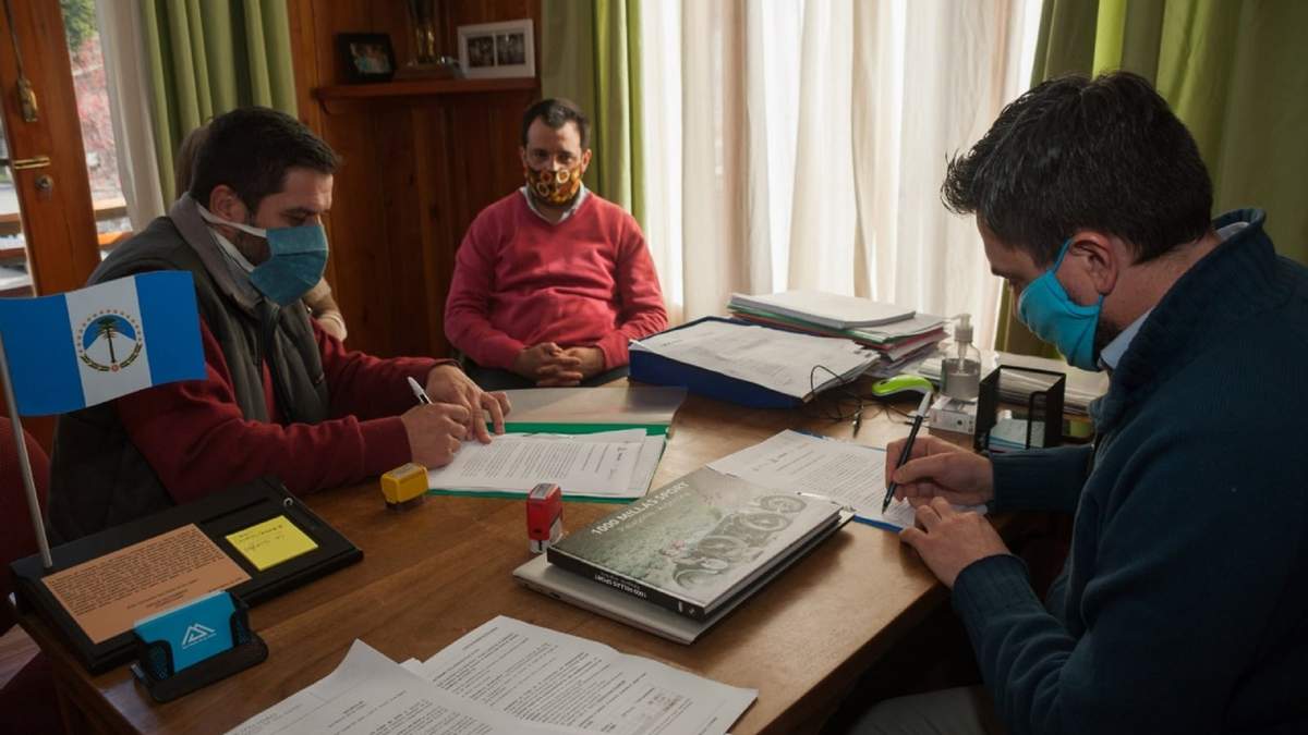 Firma del convenio entre Municipalidad de San Martín de los Andes y EPEN. Fuente: (Twitter)