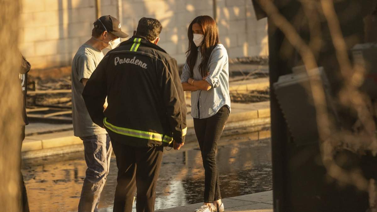 Meghan Markle, duquesa de Sussex, derecha, habla con el alcalde de Pasadena, Victor Gordo, centro, y Doug Goodwin, cuya casa fue destruida por el incendio de Eaton