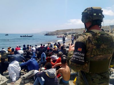 España expulsa miles de migrantes que irrumpieron en la frontera de Ceuta
