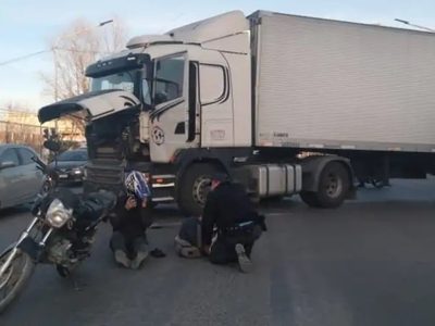 Choque entre un camión y una motocicleta en la avenida Mosconi y Bejarano de Neuquén capital