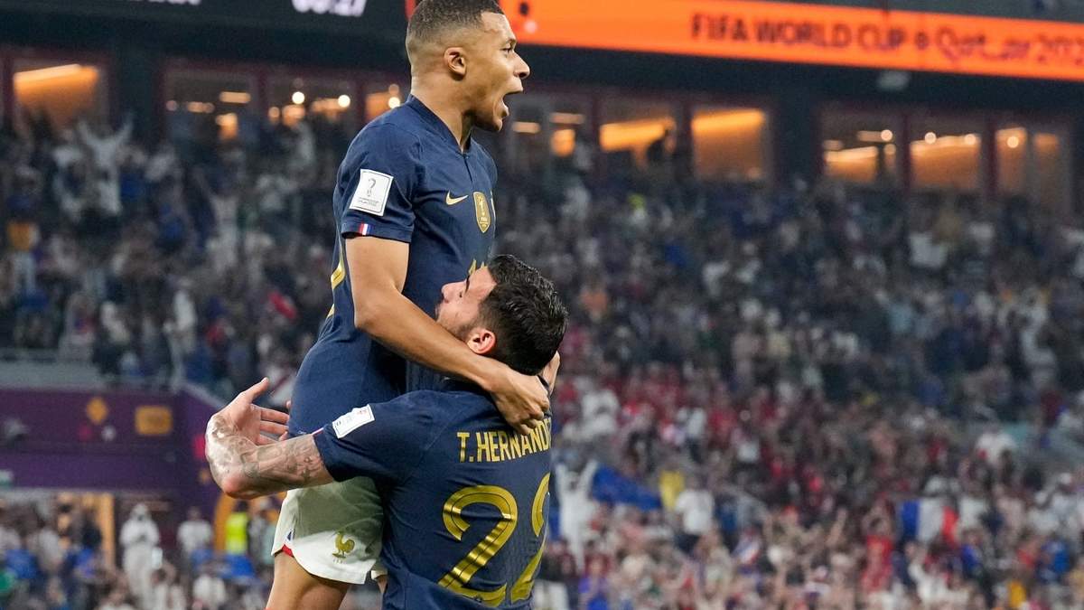 Kylian Mbappé celebra con su compañero Theo Hernandez