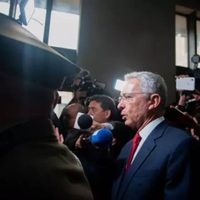 Uribe acusa a Santos de "hacerse la víctima" en demanda por tráfico de influencias