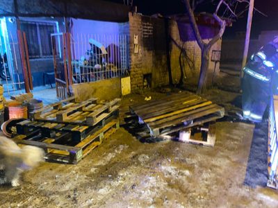 Buscan a un encapuchado por el incendio intencional de una casa en Centenario