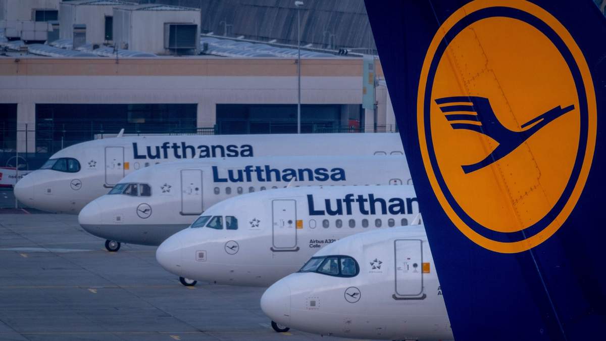 Aviones de Lufthansa se ven estacionados en el aeropuerto en Fráncfort, Alemania, el jueves 7 de marzo de 2024