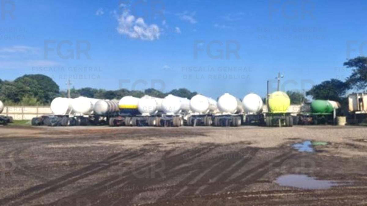 Hidrocarburo presuntamente ilegal decomisado en un operativo conjunto en Minatitlán, Veracruz
