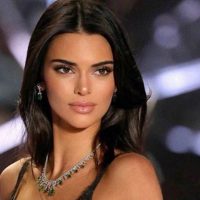 Kendall Jenner con un vestido transparente olvida tapar donde no llega el sol... ¡Lomazo!