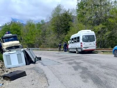 Milagro en la Ruta 40: un transformador cayó de un Camión y golpeó a una Combi