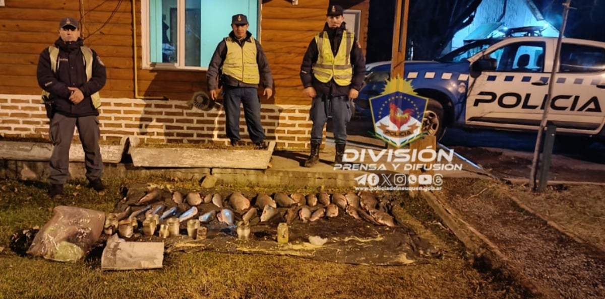 Los uniformados con lo secuestrado tras notificarse el delito de pesca furtiva. Fuente: (Policía de Neuquén)