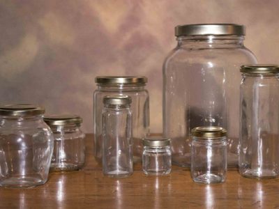 No tires los frascos de vidrio: así podés usarlos para organizar todos los condimentos de tu cocina