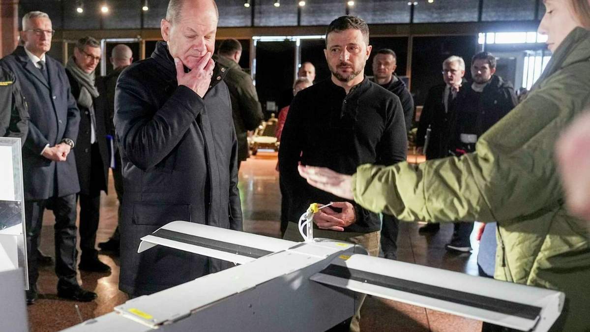 El presidente de Ucrania, Volodimir Zelenski, a la derecha, y el canciller de Alemania, Olaf Scholz, miran a drones durante una visita de Scholz a Kiev, Ucrania