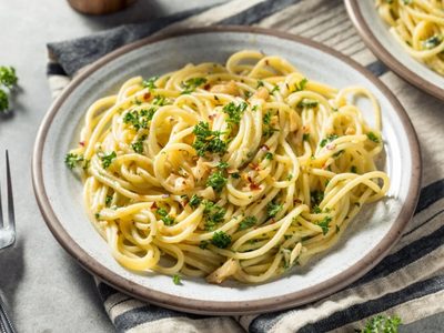 Espagueti Blanco con un toque de perejil fresco: una receta cremosa y rápida para cualquier ocasión