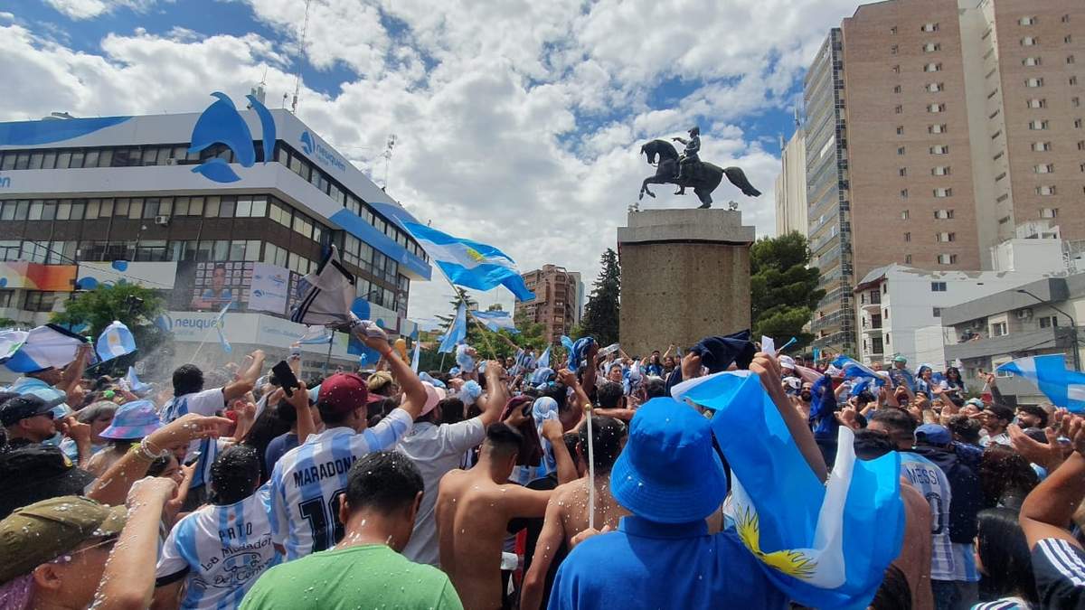 El monumento al General San Martín repleto de hinchas argentinos.   Fuente: (Javier Manzano)