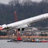 Trump inicia despidos de personal de control de tráfico aéreo semanas después de choque en DC