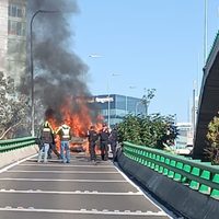 Así fue el incendio de un automóvil que bajaba del segundo piso de Periférico
