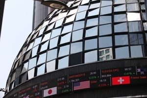 La BMV registra un máximo histórico y el peso gana terreno ante el dólar