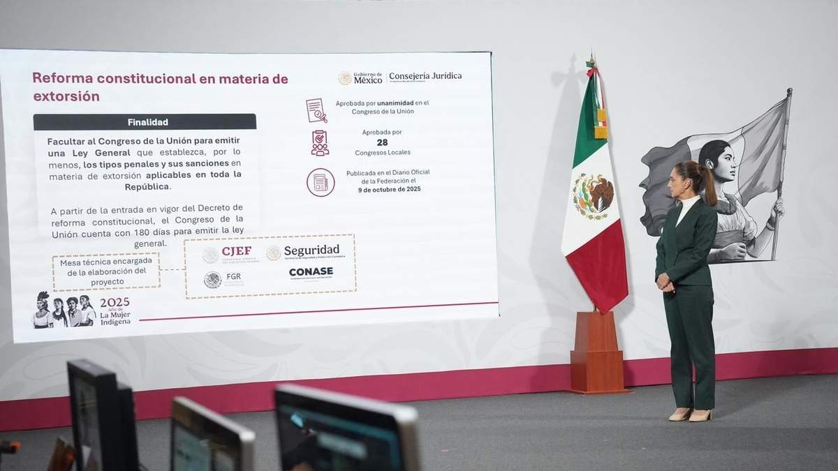La presidenta Claudia Sheinbaum habla de la reforma constitucional en materia de extorsión, en la conferencia matutina de Palacio Nacional, este viernes 17 de octubre de 2025
