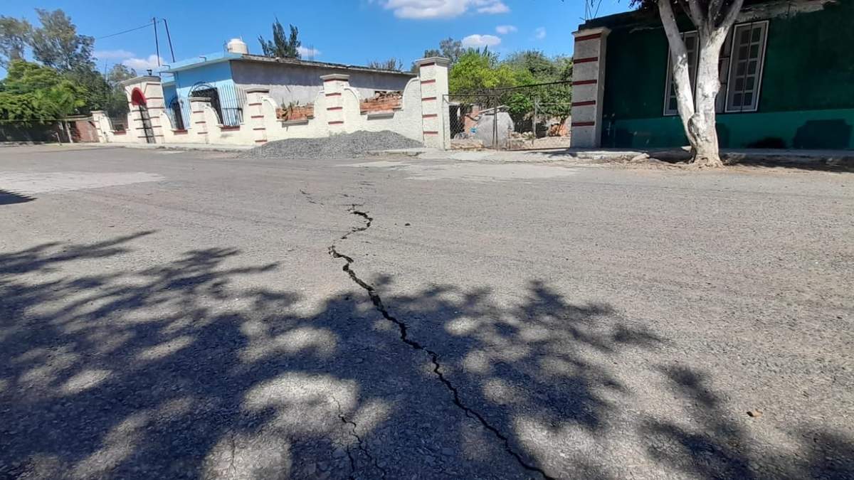 La grieta que se extiende por la comunidad Los Copales, en Huanímaro, atraviesa varias casas