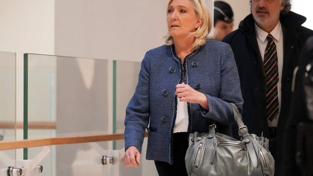 La líder de ultraderecha francesa Marine Le Pen llega a una corte de París antes del veredicto sobre un caso de malversación que podría remecer la política francesa y la carrera de Le Pen, el lunes 31 de marzo de 2025 en París