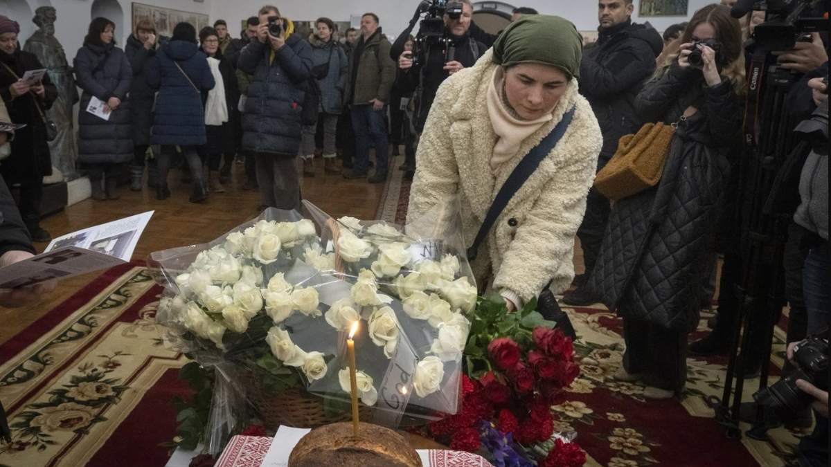 Personas colocan flores en memoria de Chris Parry y Andrew Bagshaw, voluntaries británicos Muertos en Ucrania, en la Catedral Santa Sofía de Kiev