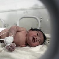 Bebé rescatada tras sismo en Siria, en buenas condiciones