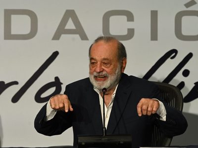 Slim aplaude "forma notable" de Sheinbaum para mantener tope a los precios de la gasolina