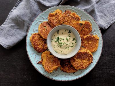 Panqueques de cebolla y zanahoria: resolvé la próxima picada con amigos con esta receta que es un 10