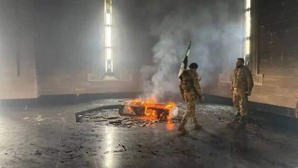 Suníes destruyen tumba del padre del chií Bashar Al Assad
