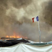 Refugiados prenden fuego a la "Jungla" de Calais