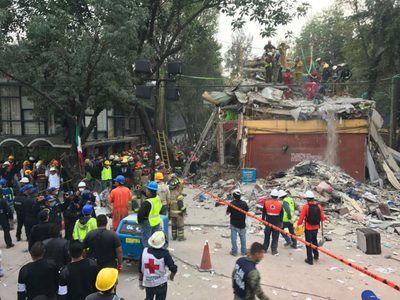 Rescatan dos cuerpos, un niño y un hombre, en Unidad de Tlalpan (video)
