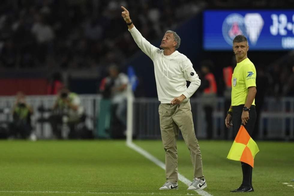 El entrenador del PSG, Luis Enrique, dirige a sus jugadores durante el partido de la Ligue 1 entre el Paris Saint-Germain y el Angers en el estadio Parc des Princes, el viernes 22 de agosto de 2025 en París.