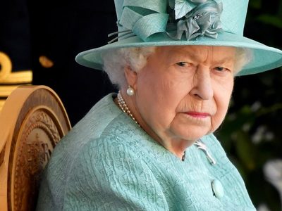 La reina Isabel reaparece en público, a cinco días de la pérdida de su esposo