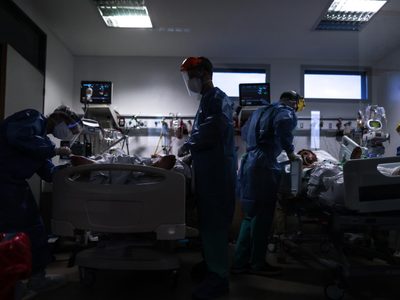 Más de 400 personas fallecieron a causa del coronavirus este lunes