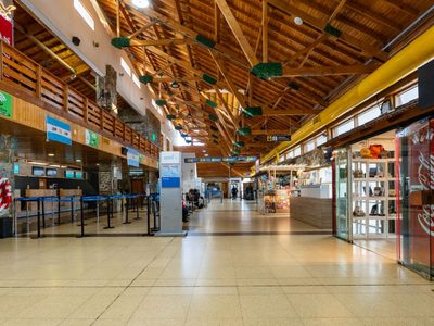Descubrieron a un hombre que llevaba en su valija Tusi, éxtasis, LSD y cocaína en el Aeropuerto Chapelco