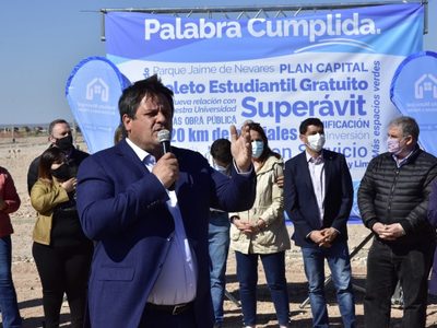 Hecho histórico: Gaido entregó los primeros 100 lotes a familias de Neuquén Capital